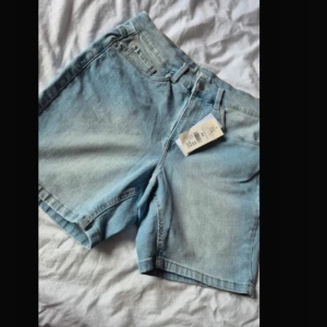 Jeansshorts - Oanvända  Storlek 44