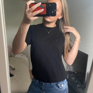 Basic tröja  - Stickad T-shirt från Lindex. Super skön och fin 