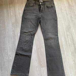 Säljer ett par grå jeans från Gina Tricot. Sparsamt använda och aldrig tvättade men kan fixas innan köp. Ifrån Gina Tricot deras perfekt jeans, lite bootcut. Storlek 40. 200kr 