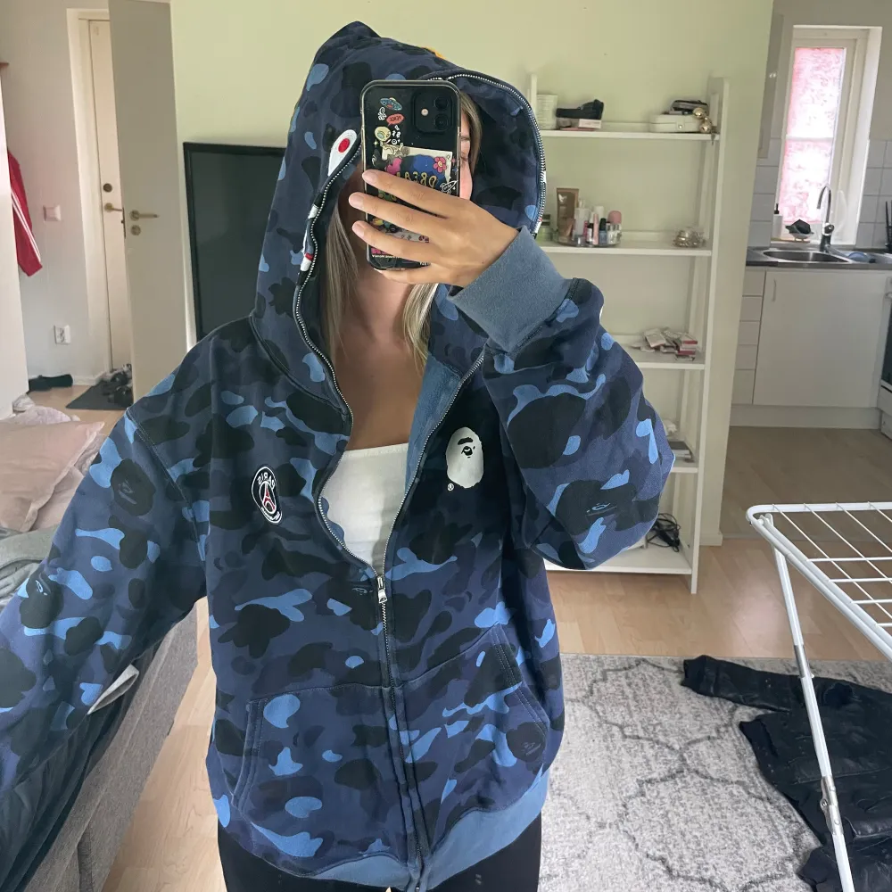 Säljer en Bape tröja med psg logga på! Storlek S, köpt från Plick💕. Hoodies.