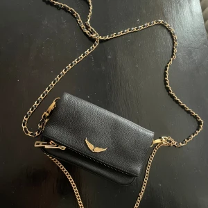 Zadig&Voltaire väska  - Säljer min Zadig&Voltaire väska eftersom den inte kommer till användning. Använd fåtal gånger och är i väldigt bra skick. Hör av er om ni har några frågor!❣️