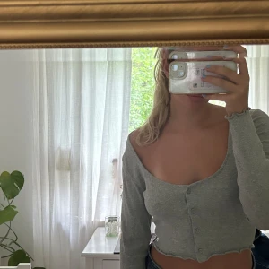 Grå bikbok topp/kofta🩶 - Fin grå bikbok topp/kofta med knappar i storlek S🩶