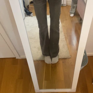 Jeans - Jeansen är ifrån Gina och är för små. Jag älskade dessa byxor men det är bättre att nån som byxorna passar har dom. Dom är väldigt low waist och priset kan diskuteras!