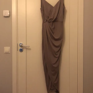 Ljus lila bal klänning - Säljer min systers gamla ljus lila balklänning. Använd en gång och är i ett väldigt bra skick💕