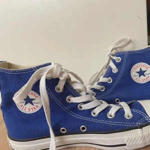 Blå converse - DOM ÄR LITE SOLBLEKTA SÅ NI VET!(se bilderna)samt enda skon har ett litet blått streck på sig, kanske går att ta bort  MENsäljer dom här conversen  men dom är ändå OK skick.köpte dom i en secondhandbutik men kommer ej till användning Nästan som nya:)