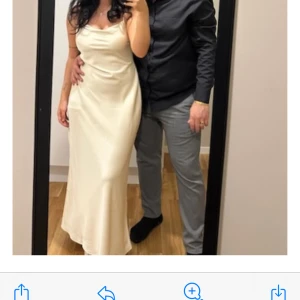 Satin klänning - Krämvit klänning kroppsformad 