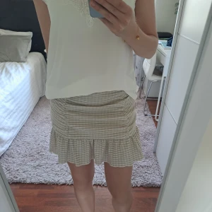 Beige sommarkjol - Kjolen har bara använts en gång och är i nyskick.✨️Säljer kjolen för att den tyvärr är för liten. Skriv för fler bilder.🩷