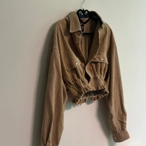 Vintage crop jacket  - Intressekoll på min fina Vintage crop jacket köpt i en retro butik i London som designar om gamla plagg. Super cool, inte sett liknande. Står L på storleken men passar mig som är mellan S-M 