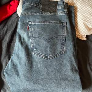 Levi’s 502 i urtvättad mörkblå, storlek 32/34 Pris 200 kr