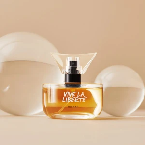 Vive La, Liberte - Parfym från Hickap. Helt ny eau de parfum.  ”Noter av mandarin, solmogna röda frukter, krispig gardenia och jasmin som elegant framhävs över en mjuk, varm bas av sandelträ och vanilj.