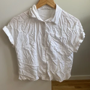 Vit skjorta  - Fin sommar skjorta i fint skick men måste säljas för den är för liten. 