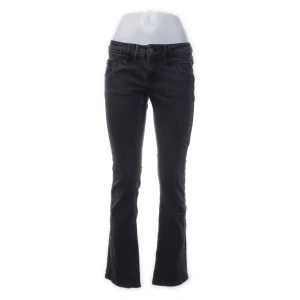 Gråa lågmidjade jeans  - Gråa lågmidjade jeans från only men köpta från Sellpy. Säljer dem för de är för korta och små för mig