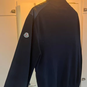 Moncler - Jacka  - Autentiskt Moncler Jacka köpt på NK. Storlek XL.   Billgare pris vid snabb/ smidig affär. 