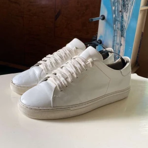 Axel arigato  - Obs! Pris kan diskuteras vid snabb affär :) Säljer nu dessa skor eftersom brorsan har vuxit ur de. Deffekter finns men annars bra skick!    Skriv vid intresse!    Storlek: 40    Märke: Axel Arigato herrmodell 