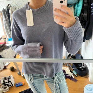Superfin tröja - Nypris 800kr, 100% ull, ny med lappen kvar från Arket ❤️ Inte alls nopprig, ser bara ut så på bilderna tyvärr