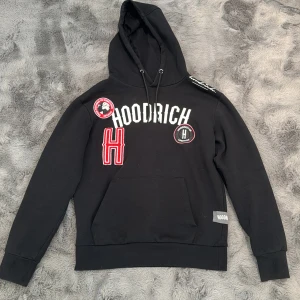 HoodRich Hoddie - Hoddien är super fin och superbra skick, är stl S och har en liten ”gömd” ficka på ena armen. Mycket detaljer och köpt från JD sports. 