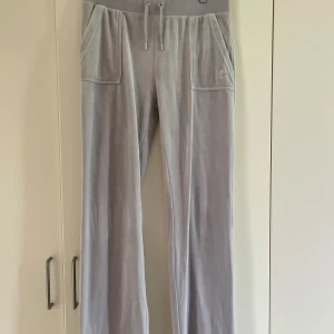 Juicy Couture byxor  stl M - Grå sammetsbyxor. Sparsamt använda. Storlek M