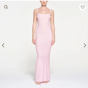 Skims klänning  - Rosa skims klänning i storlek xs. Helt ny med lapp och förpackning kvar (endast testad), säljer då den tyvärr var för liten för mig och hann inte skicka tillbaka.  Köpt för 1155kr med frakt. (Slutsåld nu) Pris går att diskuteras vid intresse💗💗