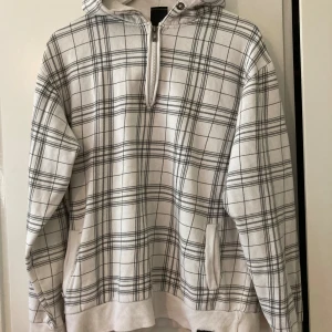 Hoodie - Hoodie i storlek xxl, knappt använd. Vit med flanellrutor och en stor luva. 