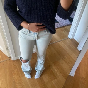Lågmidjade jeans  - Superfina ljusblåa från zara, storlek 36. Själv klippt hål🌸 