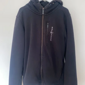 Sail Racing Kofta  - Sail racing kofta som är sparsamt använd, i bra skicka💗den är i storlek 160 men skulle säga att den även passar Xs/S💗