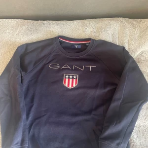 Gant tröja  - Hej  Jag säljer min gant tröja, då den har blivit lite för liten. Den är jätte bra skick och inte användnt många gånger, det är en lite varmare tröja, säljer tröjan för 100kr, summan kan diskuteras vid snabb handling 