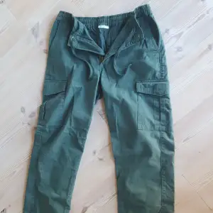 Köpte dessa skitsnygga baggy cargo byxorna förra sommaren då jag älskade färgen men tänkte inte riktigt på att det inte är min still med baggy och cargos. Har därför inte använt den utan bara haft den liggandes.Dem är även väldigt långa är 164 se nr4