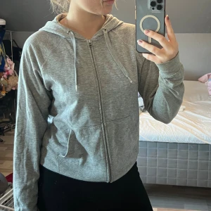 Siphoodie  - Grå Siphoodie som är i bra skick men inte längre kommer till användning då jag har dubbletter. Är storlek L men passar även mindre( är storlek S själv) 