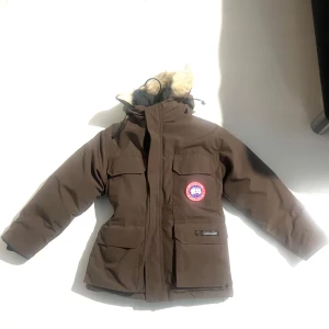Canda goose jacka  - Den är märkt xs men är nog barnstorlek Aldrig andvänd pugrund av att den var för liten Väldigt bra skick   