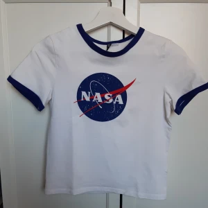 Tshirt med tryck - Vit tshirt med trycket "NASA", blåa och röda detaljer. ✨ Bara att skriva vid frågor! 💕