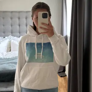 Vit hoddie med tryck från The cool elephant. Den är i storlek xs, sann i storleken! Hör av er för mer information eller bilder!💗