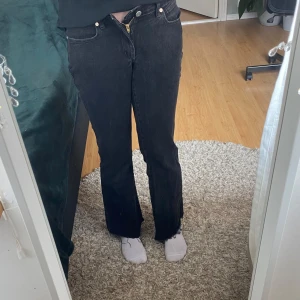 Abrand jeans - Säljer då de bara legat i garderoben och blivit för små för mig. Nyskick, använt ett fåtal gånger. Midjemått: 36 cm, inneben: 79 cm