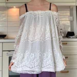 Spets tröja - Spets mönstrad långärmad tröja! Off the shoudler. Storlek L, jag är xs. Passar mig men kan glida ner lite vid armarna. Fin till sommaren. Skriv gärna vid frågor⭐️