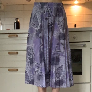 Lila mönstrad kjol - Fin lila mönstrad maxikjol som passar s/m! Är själv xs och har behövt sätta en hårnål för att få den att sitta. Skriv gärna vid frågor ⭐️