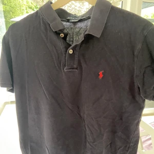 Ralph Laurent pike - En fin Ralph Laurent piké som är använd men ändå fin