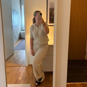 Stickat sett - Jätte fint stickat sett i beige färg. Perfekt till sommaren. Kommer inte till någon användning längre 