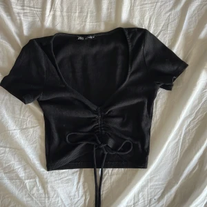 Topp - Snygg topp som är perfekt till middag eller fest. Går att klä upp och klä ner. Väldigt bra skick 