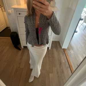 JÄTTESÖT KOFTA 🎀 - Jag säljer en jättefin kofta med en rosa rosett 🎀 detalj i fram. Liknar en odd Molly kofta! 😍Den är i relativt fint sick förutom att knappen i fram har slutat fungera tyvärr. 