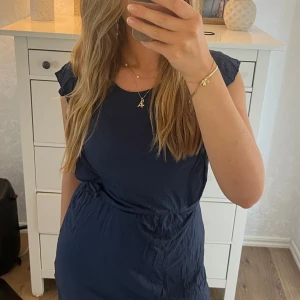 MARINBLÅ KLÄNNING MED VOLANG 💙 - Jag säljer en jättefin sval klänning med volanger vid axlarna. Klänningen är i ett jättefint sick i ett skönt matrial. Perfekt till sommaren och exempelvis en dag på sjön!! Storlek 158/164 så passar S och M storleksmässigt 🥰