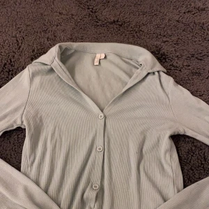 Turkos pike troja - Bra skicka använd några gånger, från Nelly, turkos, piketröja