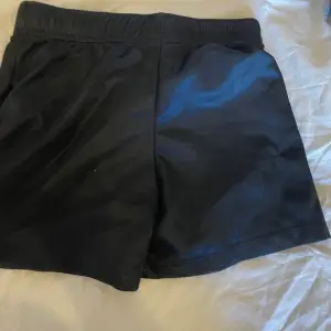 Nike shorts i bra skick storlek kolla bild 2 ⚠️tryck inte på köp nu ⚠️