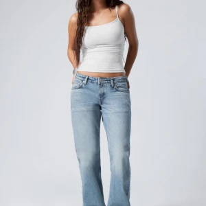 Weekday arrow low straight jeans - Jeans i mycket fint skick, säljer pga att dem blivit för små. Knappt använda.