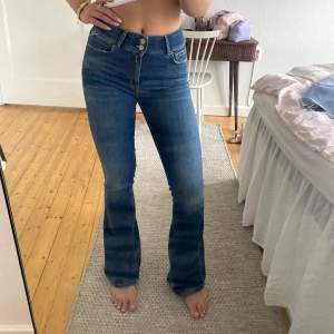 Så snygga flare/ bootcut jeans från replay, w26 L32. Passar mig som är ca 170 cm lång! Stretchiga så passar även 27-28!