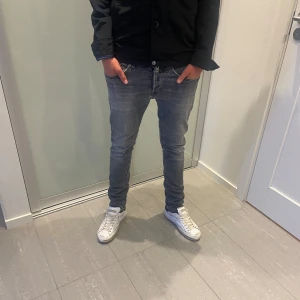 Dondup Jeans George  - Säljer nu dessa feta gråa dondups som är i bra skick men en liten lagning som absolut inte syns, skriv för fler frågor o funderingar🙌🏼