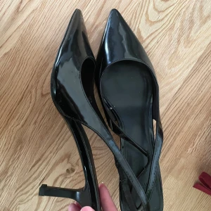 högklackat - De e såååå fina men passar mig inte… En liten repa på den andra skon