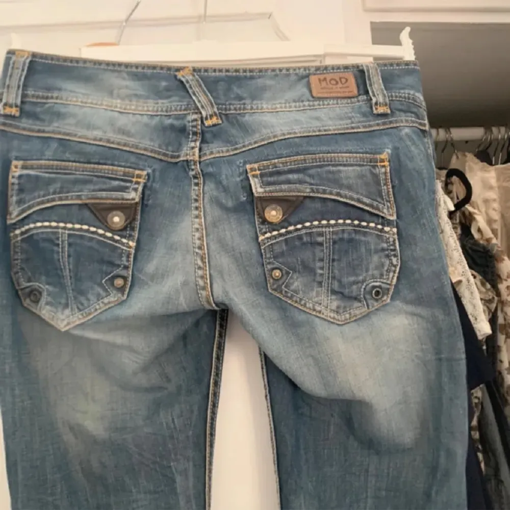 Säljer jätte fina jeans som e köpta här på Plick men som tyvärr var för långa💗. Jeans & Byxor.