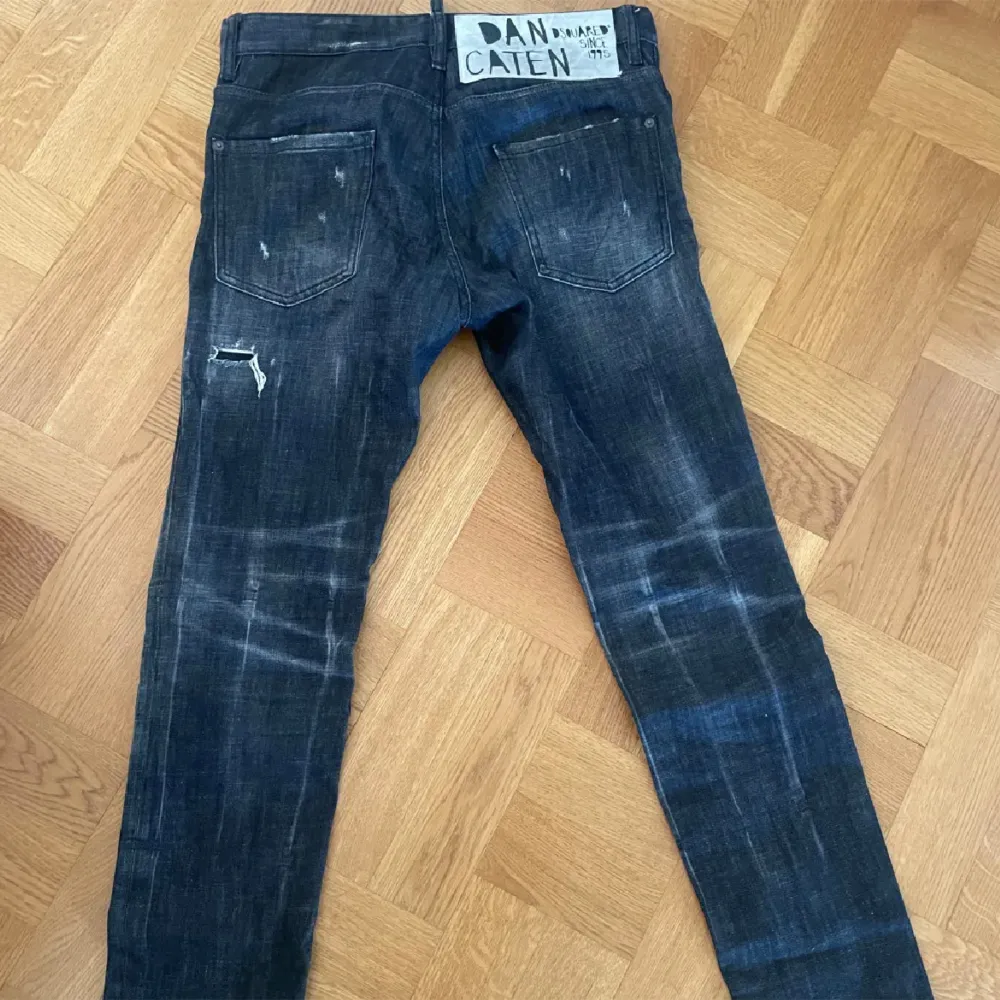 Skick 10/10 Äkta byxor crewneck/tag tillkommer  Köpta för drygt 5000kr Säljes pga växt ut . Jeans & Byxor.