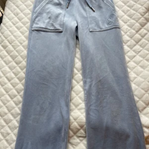 Ljus blåa juicy couture byxor  - Storlek xxs och är i bra skick.Max använda 4-5 gånger.Byxorna är i färg ljus blå.