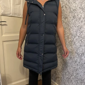 Lång blå väst - Inte min stil så aldrig använd fick i present så vet inte vart den e köpt! Jätte skön nu till lite kallare väder 