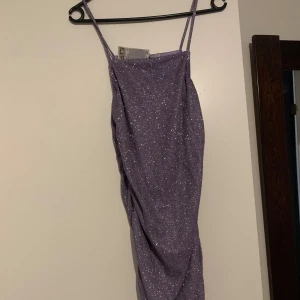 klänningen  - Lila lång och glittrig klänning, helt ny med tagg  